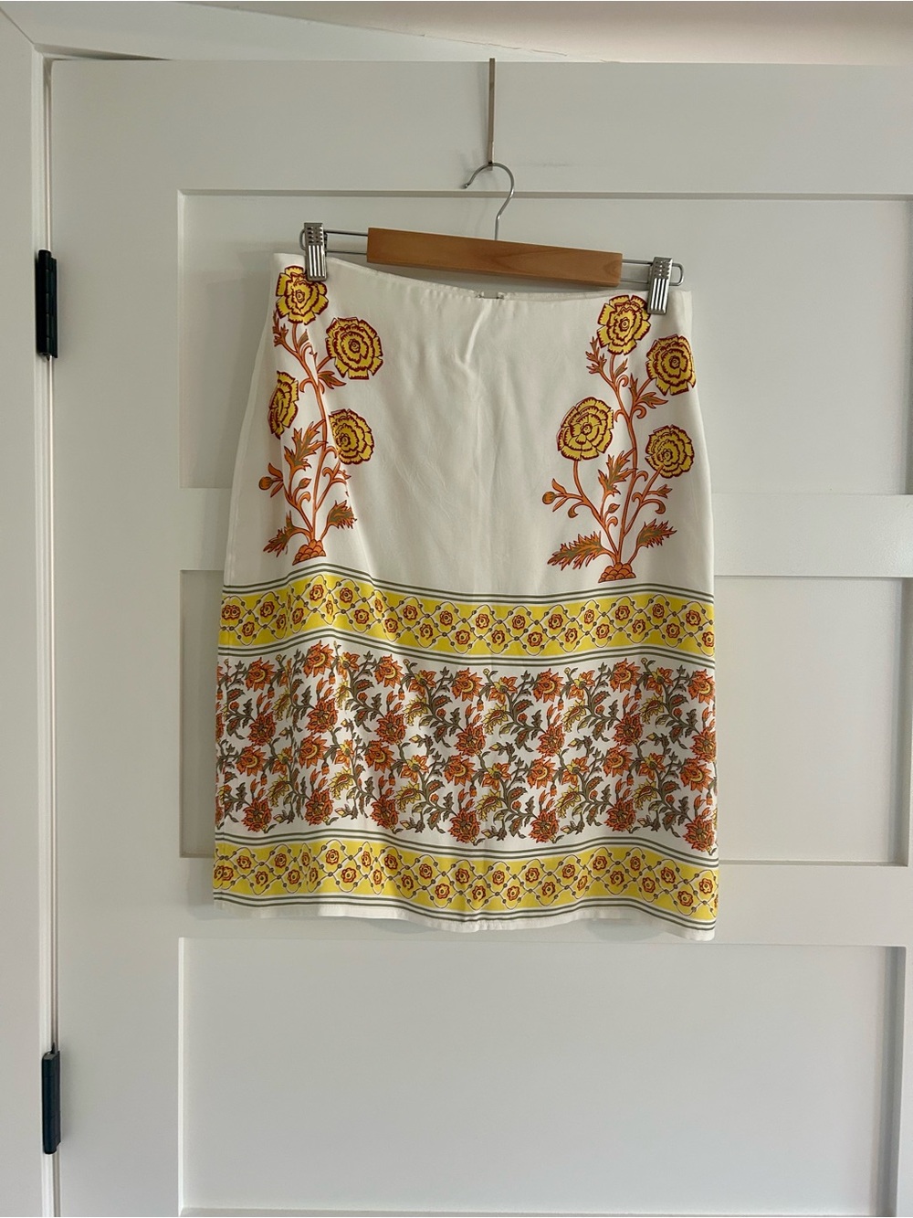 JCrew Border Print Skirt in White and Yellow
Size M